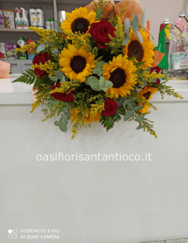 Bouquet di girasoli e rose rosse