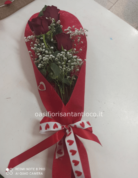 Mazzo di rose rosse confezionato.