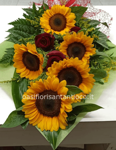 mazzo girasoli e rose rosse