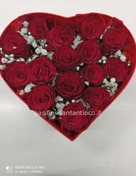 Flower box con rose rosse e decorazioni