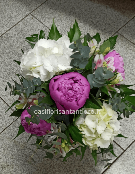 Bouquet misto con peonie